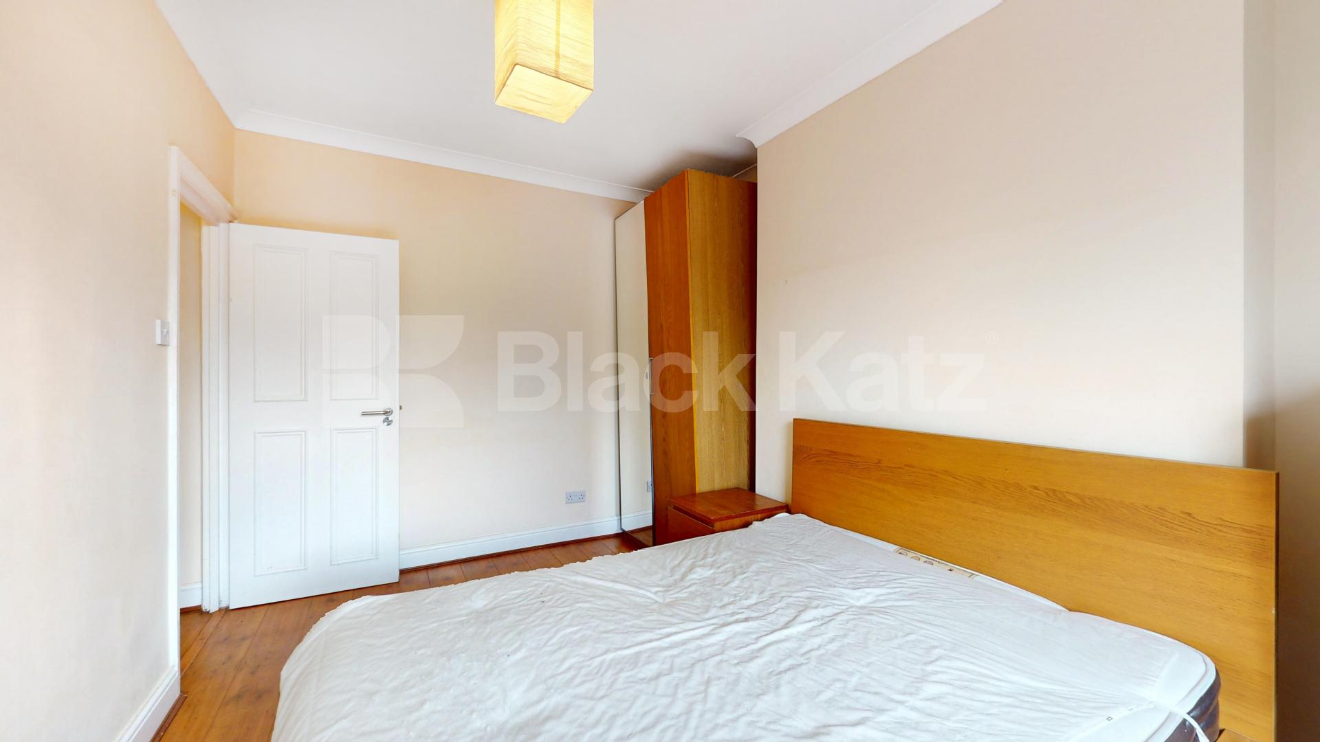 Stylish 3 Bedroom Flat on Quiet Residential Street Rochester Road, Camden